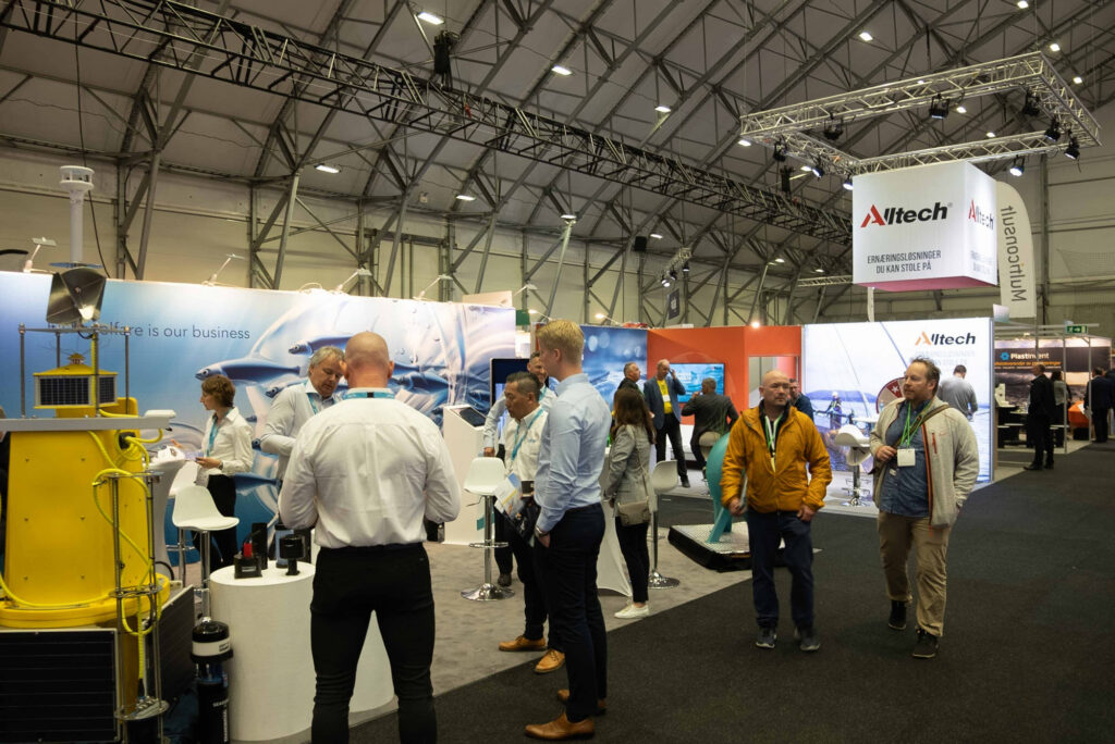 Personer og utstillere i utstillerhallen under HavExpo 2022